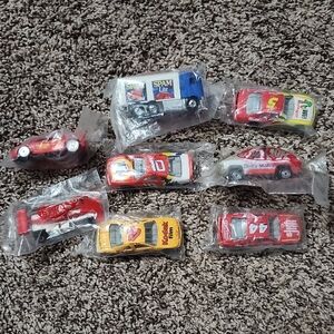 8 Hotwheels And Power Pit Stop Toy Car Set - Multicolor